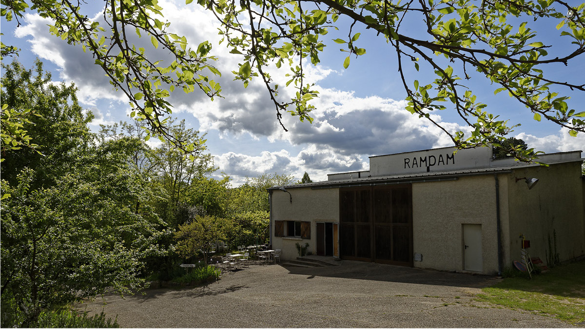 RAMDAM, un centre d'art se donne aussi pour but de favoriser des synergies artistiques et des recherches interdisciplinaires, y compris avec les sciences et la philosophie. Il œuvre également à permettre le rapprochement entre les professionnels, le monde de l'enseignement, les structures et institutions culturelles, les amateurs et les publics.